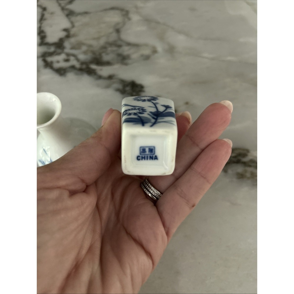 Vintage Chinese porcelain 3" miniature vases. Set of 2. - Picture 5 of 7